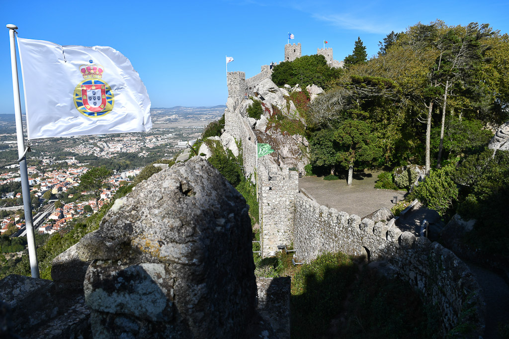 Fahne auf der Burgmauer