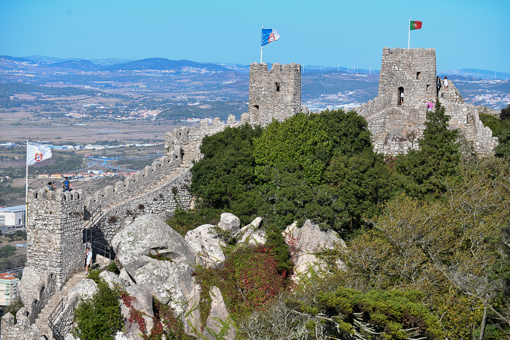 Burgmauer mit Turm über dem Tal