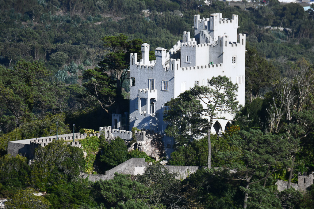 Weißes Schloss zwischen Bäumen
