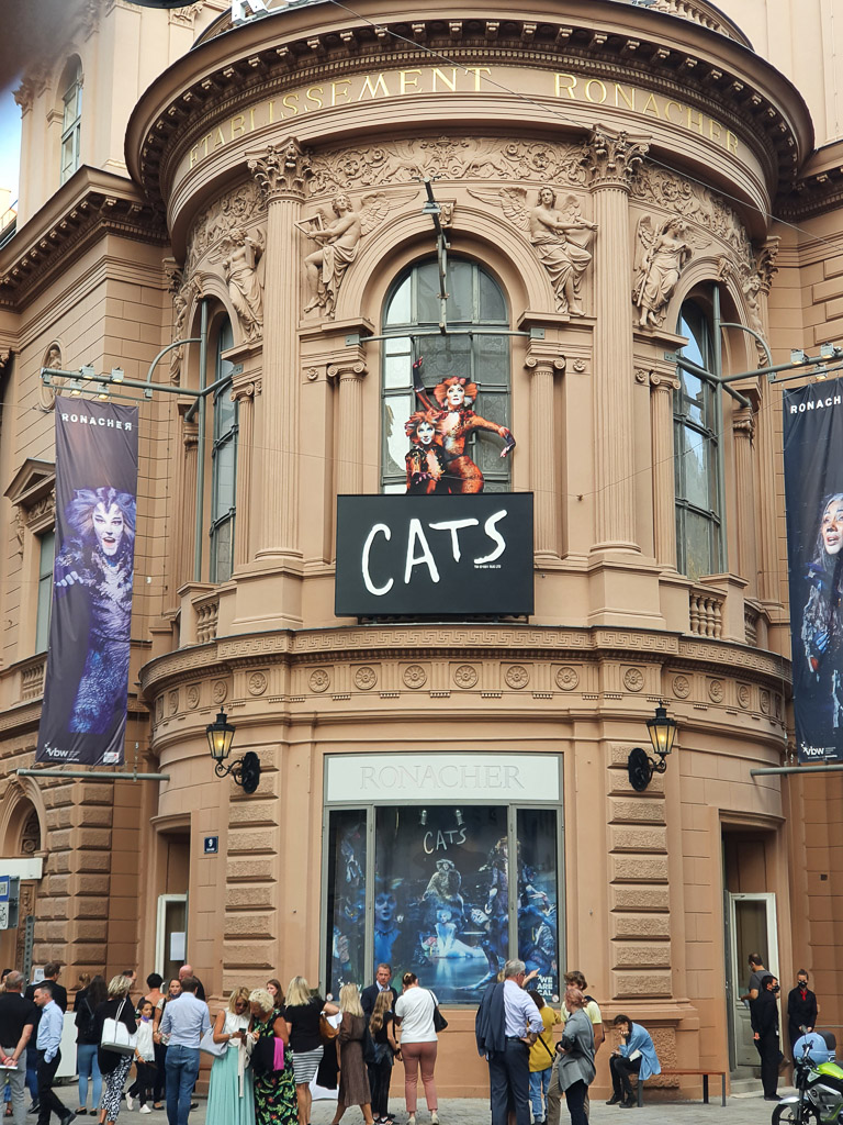 Eingang des Ronacher mit Cats-Plakat im Hochformat