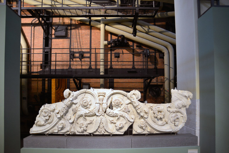 Relief vor Kesselanlage des Kraftwerks