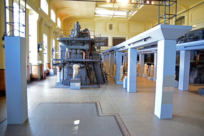 Maschinenhalle mit Statuen