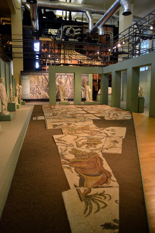 Mosaik am Boden der Halle