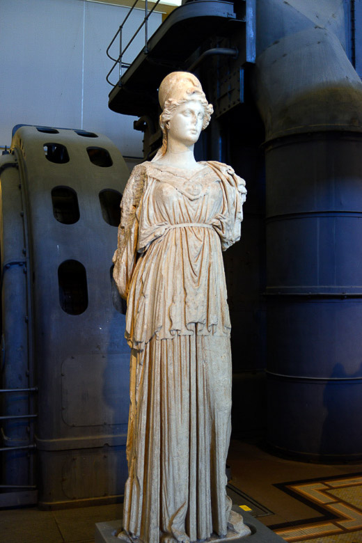 Stehende Frauenstatue im Hochformat