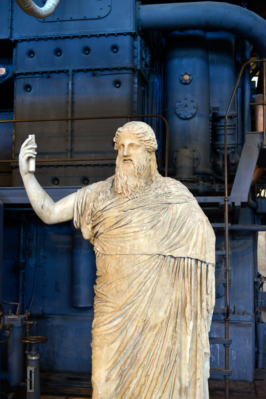 Statue eines bärtigen Mannes im Hochformat
