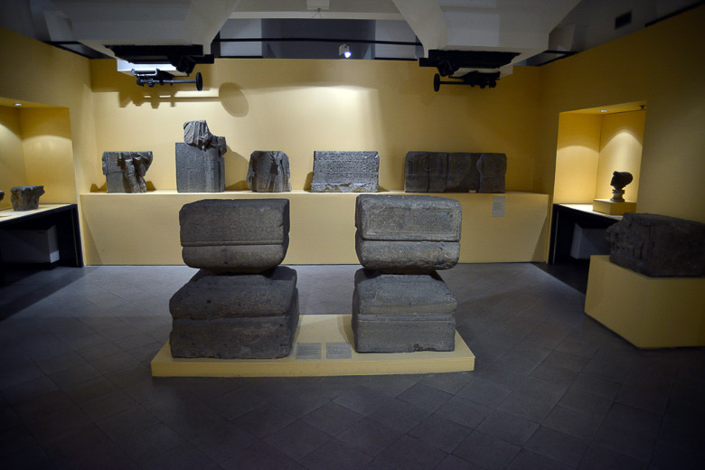 Ausstellungsraum mit Steinblöcken