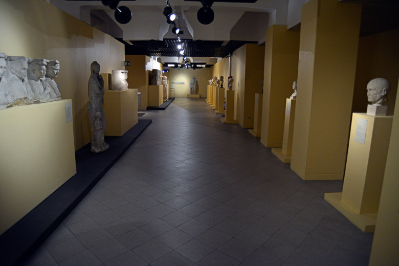 Langer Gang mit Skulpturen