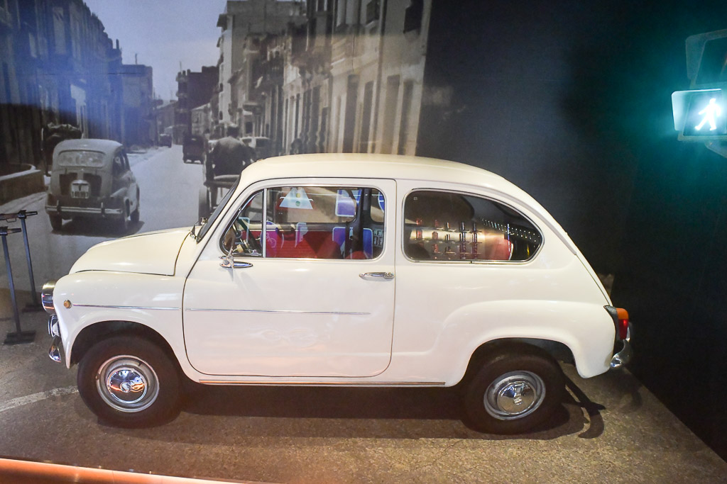 Weißer Seat 600 in einer Ausstellung