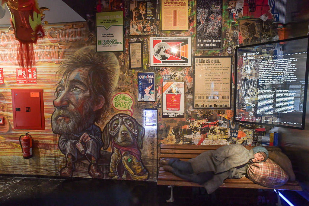 Wandbild und Sammlung bunter Objekte