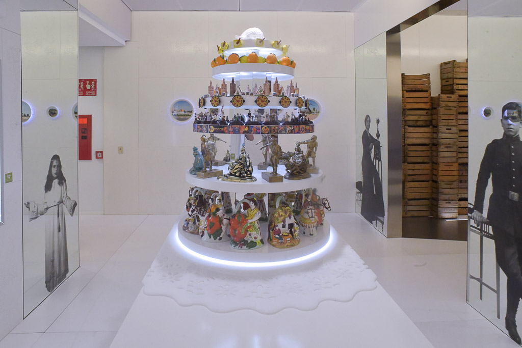Kuchenaufbau in einer weißen Vitrine