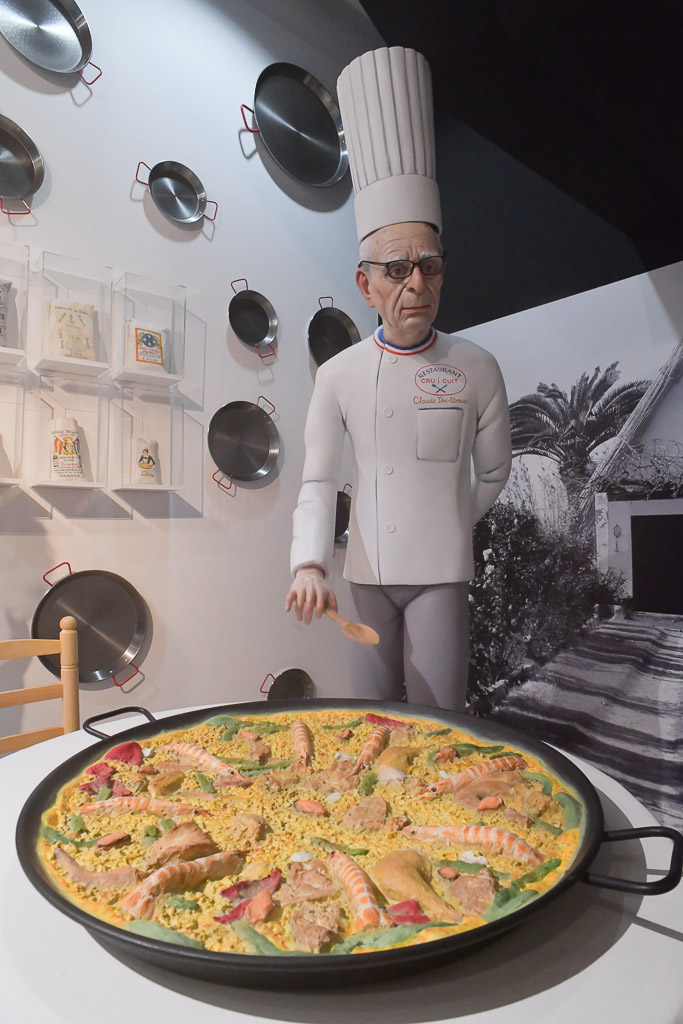 Figur eines Kochs mit einer Paella