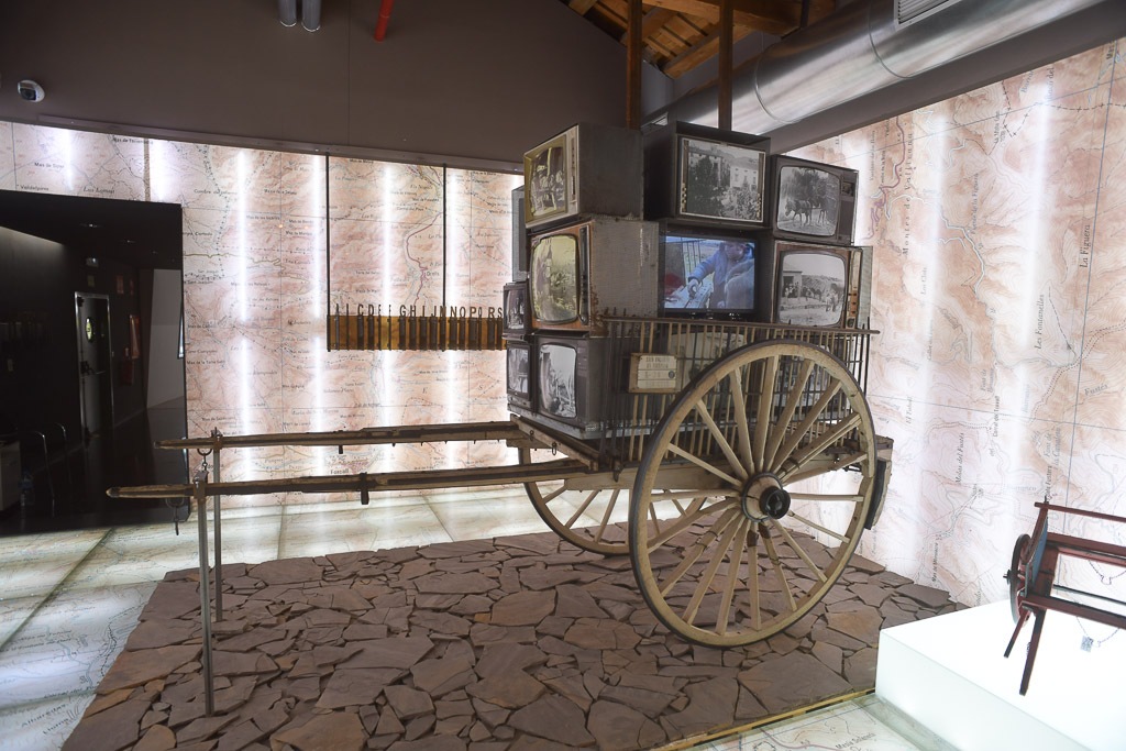 Historischer Wagen in einer Ausstellung