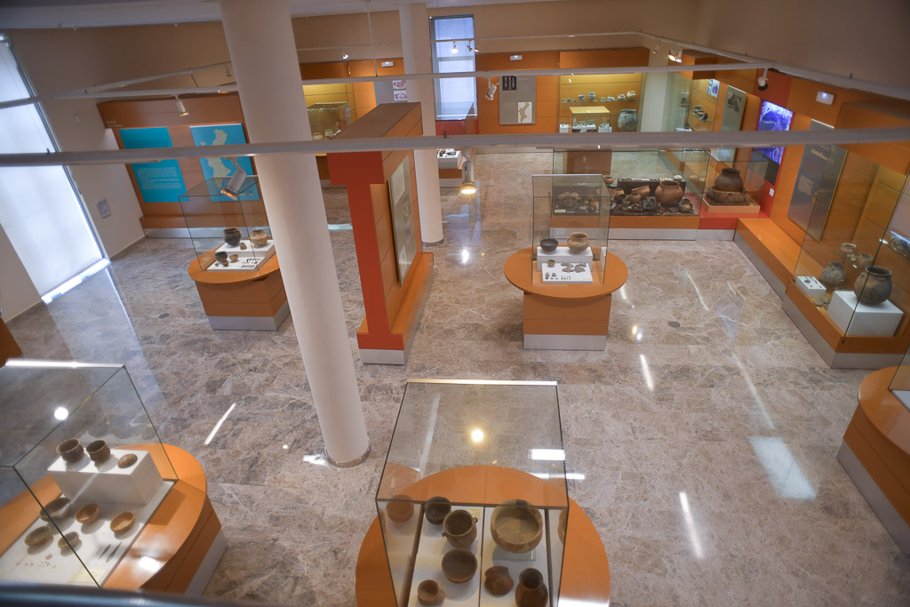 Saal mit archäologischen Vitrinen von oben