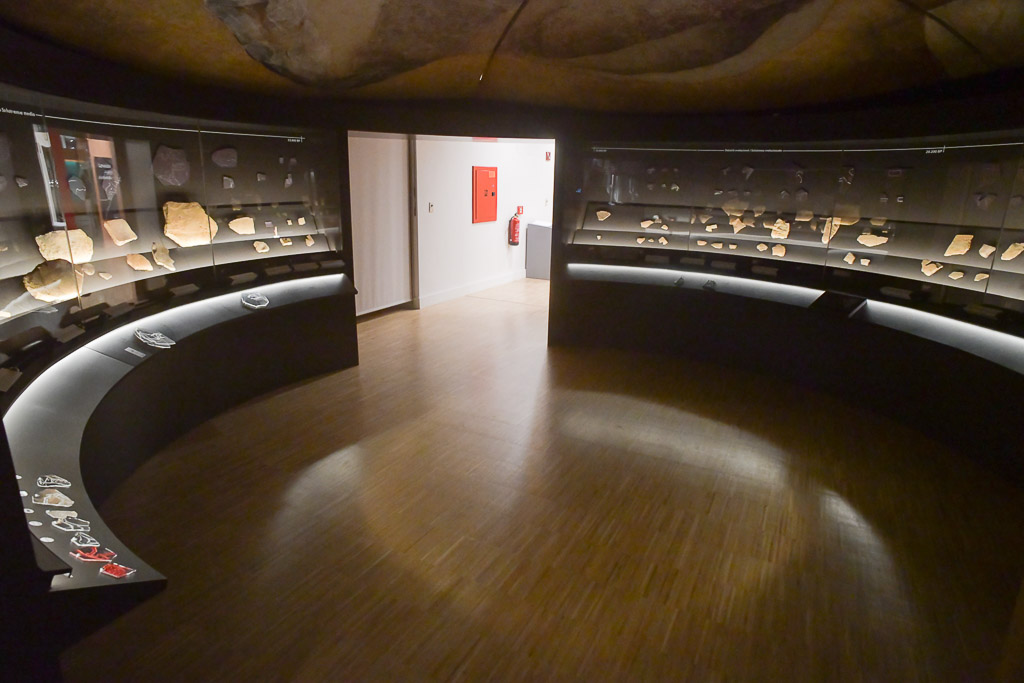 Runder Ausstellungsraum mit Fundstücken