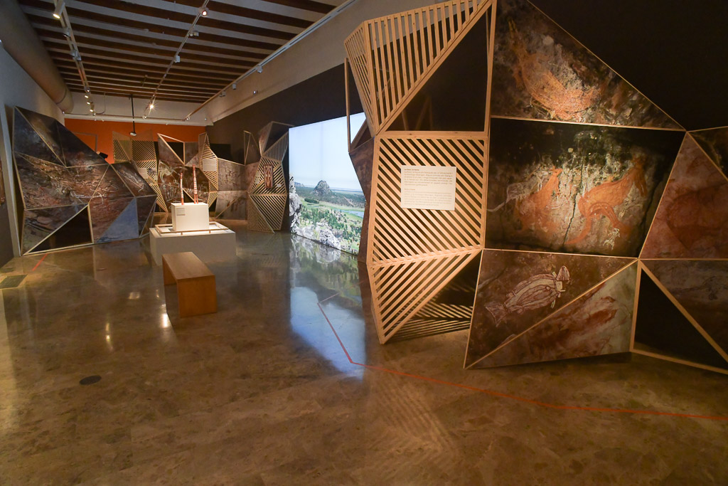 Ausstellungsbereich mit geometrischen Holzelementen