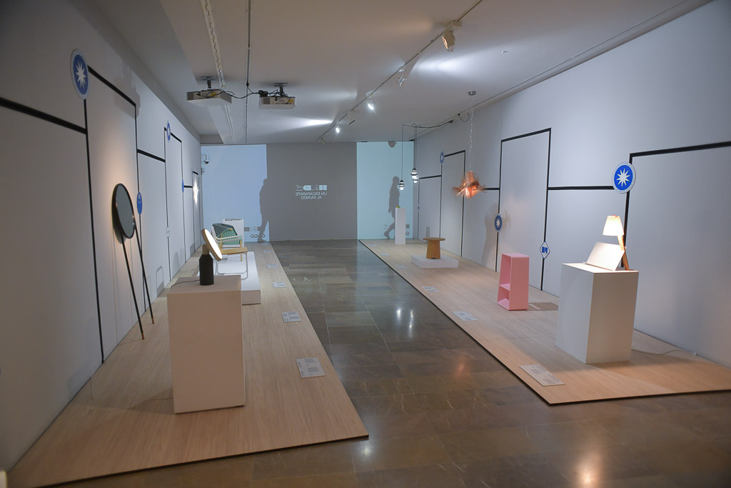 Ausstellungshalle mit hellen Wänden und Exponaten
