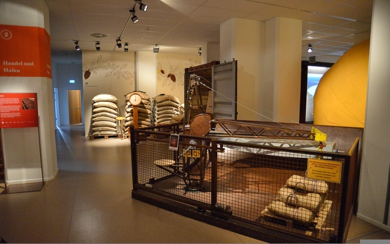 Ausstellungsraum mit Vitrinen