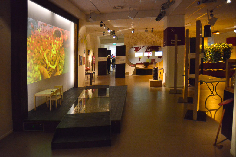 Ausstellungsraum mit Leuchtflächen