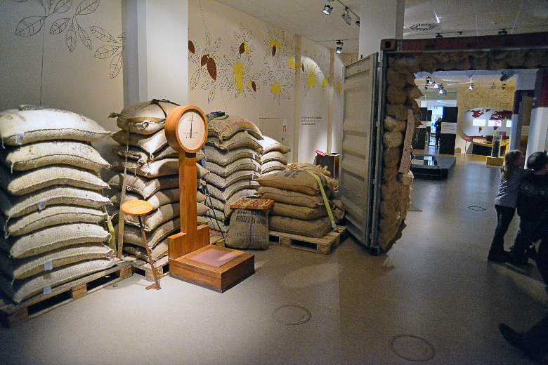 Ausstellungsraum mit Kakaosäcken