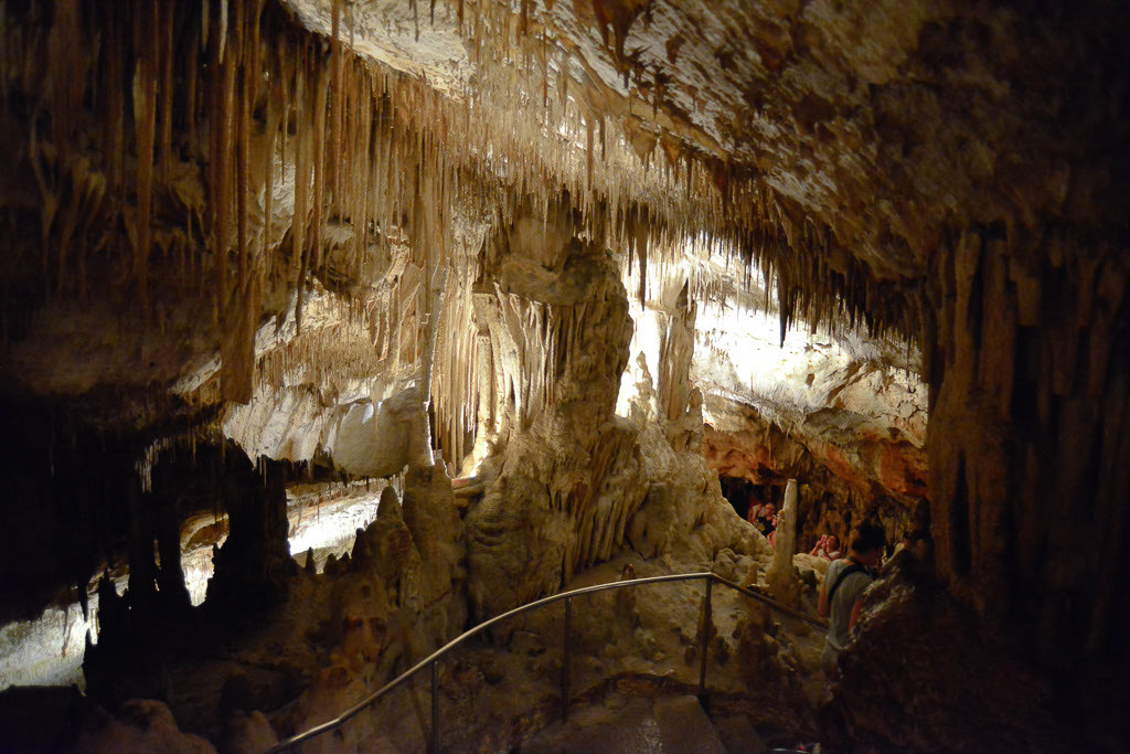 Stalaktiten und Stalagmiten in der Höhle