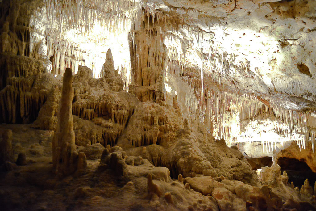 Tropfsteinformationen in der Höhle
