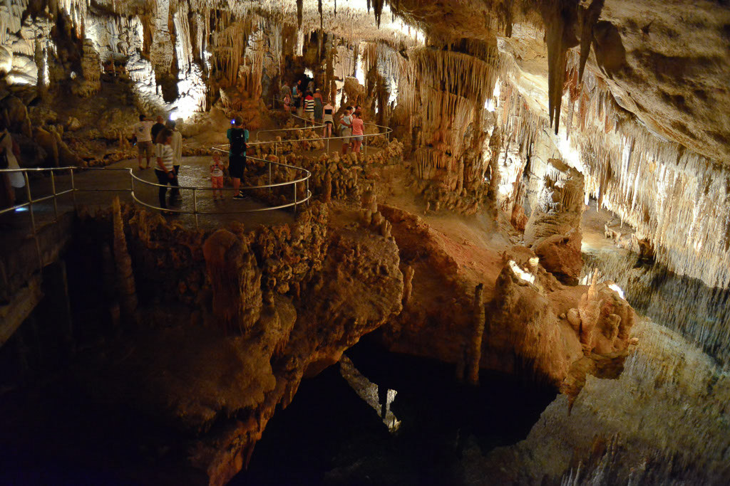 Weg durch die Höhle mit Stalagmiten