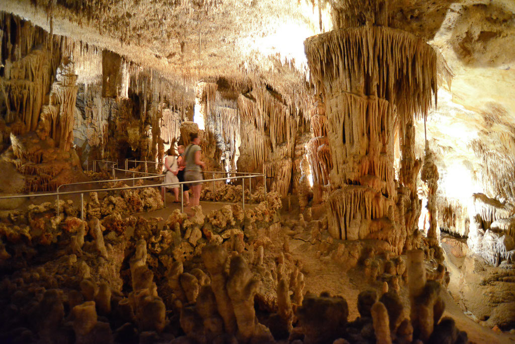 Höhle mit Besuchern auf dem Weg