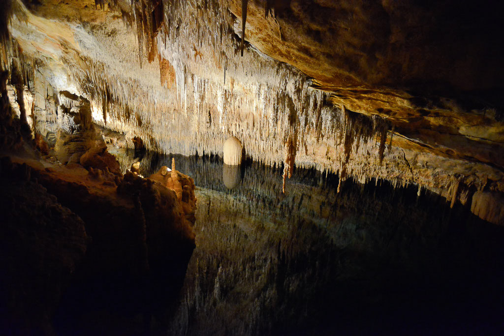 Höhle mit einem kleinen See