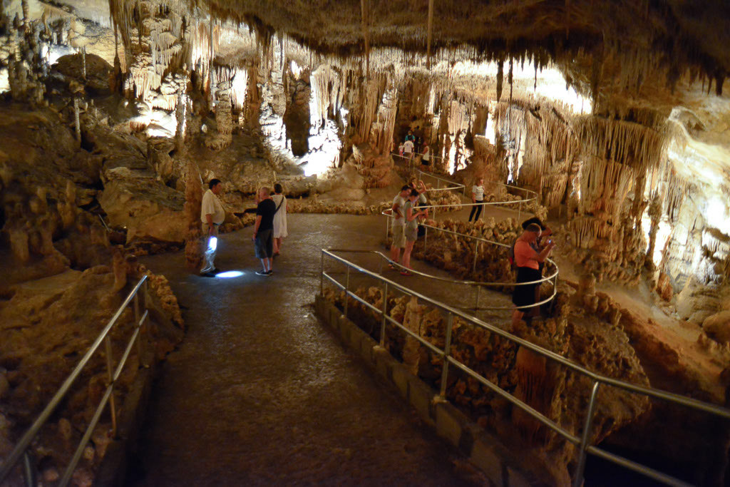 Beleuchteter Weg mit Geländer in der Höhle