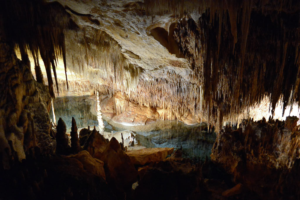 Höhle mit See und Tropfsteinen