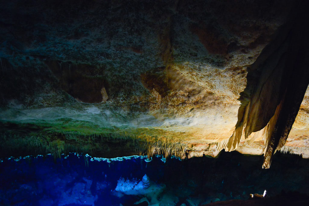 See in der Höhle mit blauem Licht
