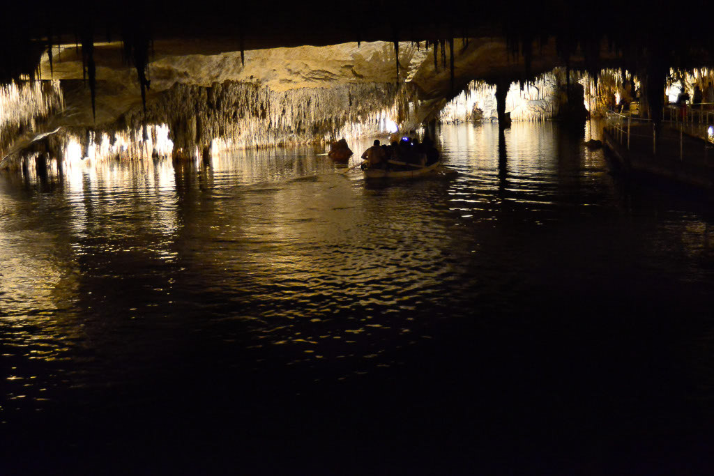See mit Booten in der Höhle
