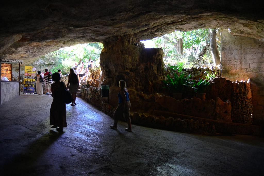 Ausgang der Höhle mit Besucherin