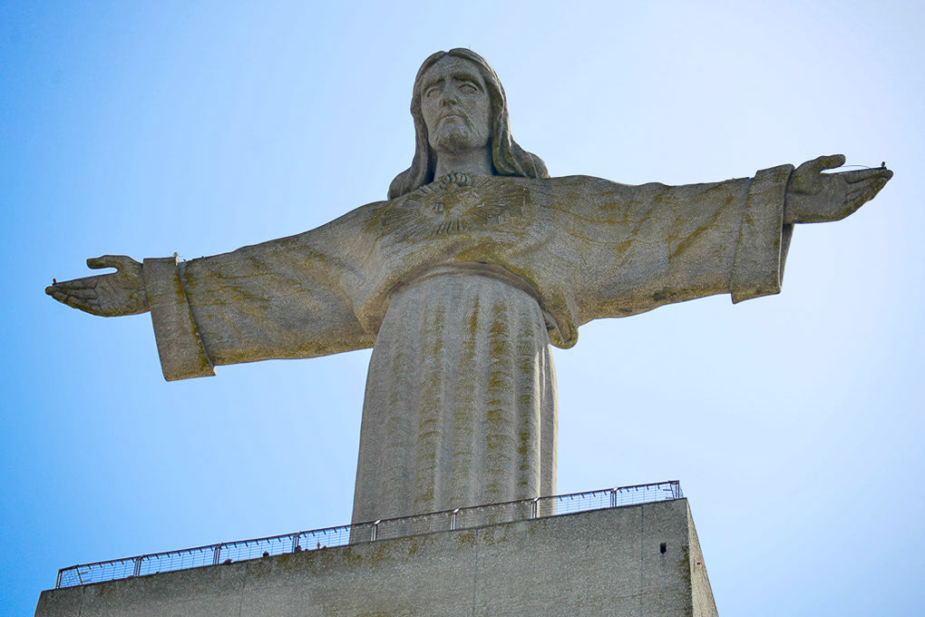 Die Christusstatue mit ausgebreiteten Armen