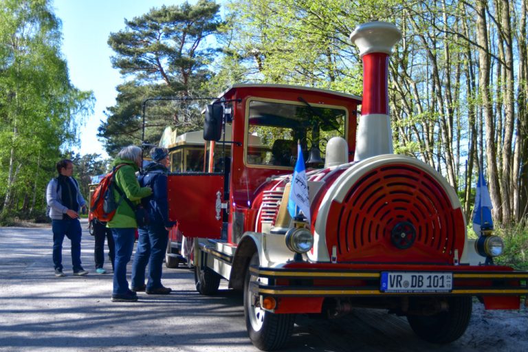 Darßbahn mit Fahrgästen