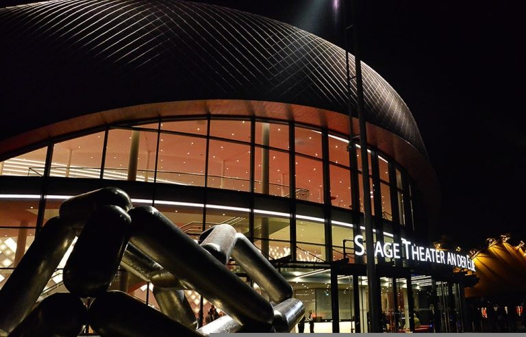 Stage Theater an der Elbe bei Nacht