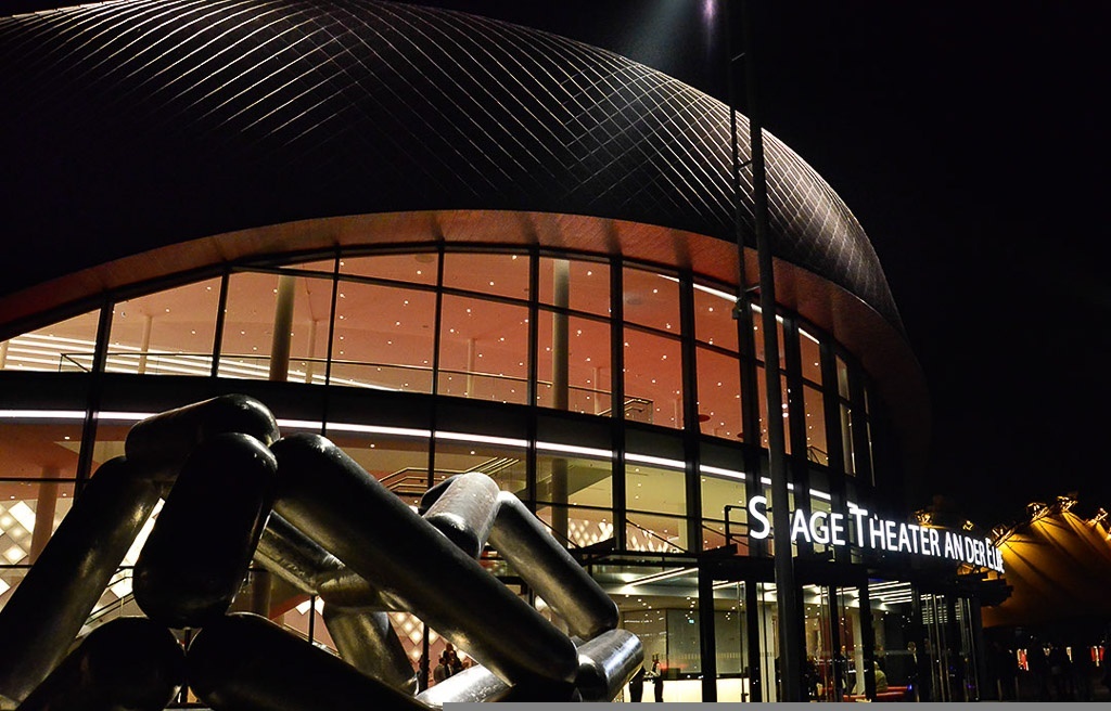 Stage Theater an der Elbe bei Nacht