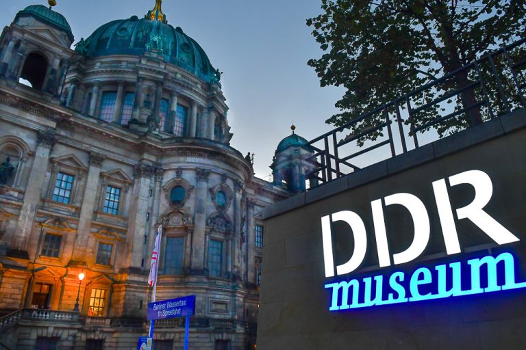 Eingang mit DDR-Museum-Schriftzug vor dem Berliner Dom