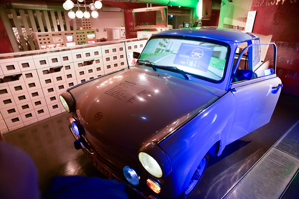 Blauer Trabant in einem Ausstellungsraum