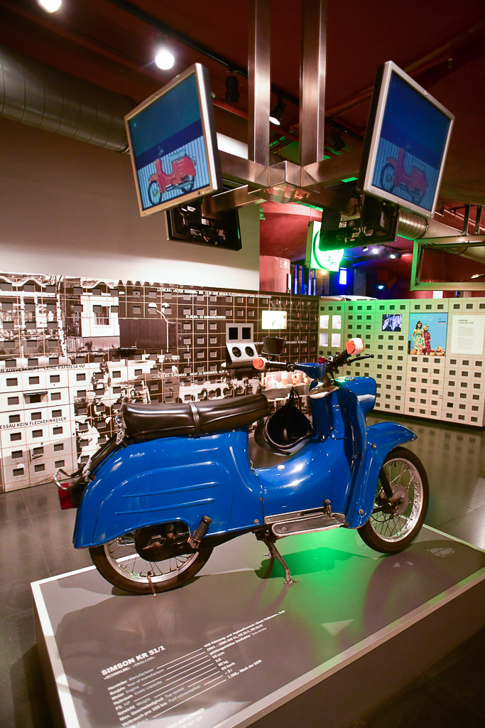 Blaues Moped im Hochformat