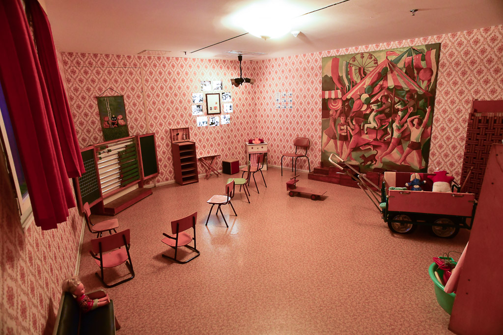 Wohnzimmer mit Schrankwand und Sitzgruppe