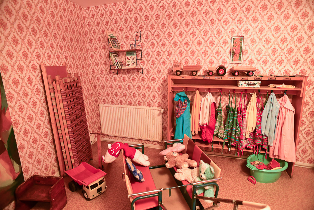 Kinderzimmer mit Kleidung und Spielzeug