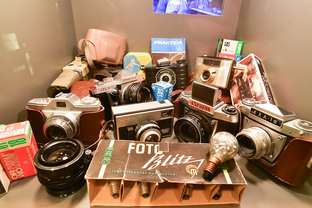 Fotoapparate und Zubehör auf einem Haufen