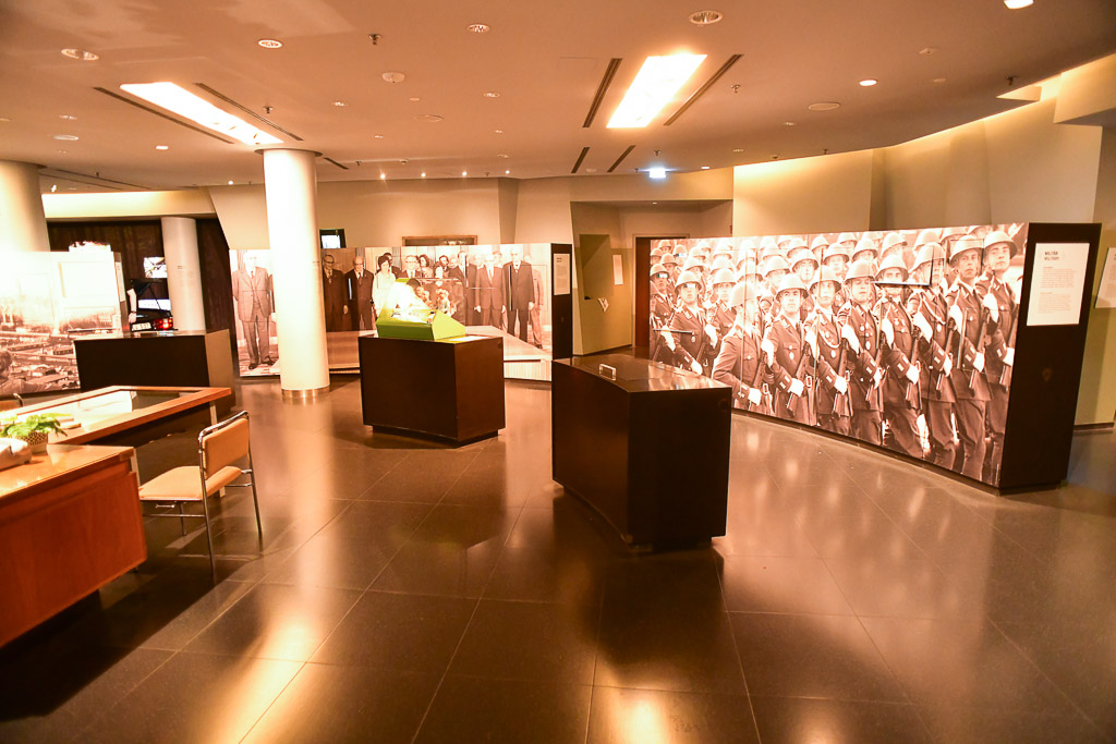 Ausstellungsraum mit Vitrinen