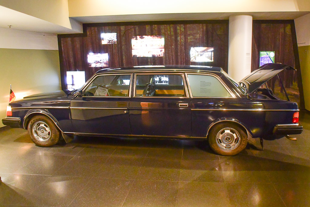 Dunkelblaue Limousine im Ausstellungsraum