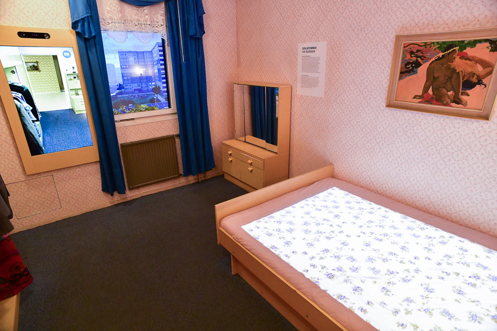 Schlafzimmer mit Bett und Fenster