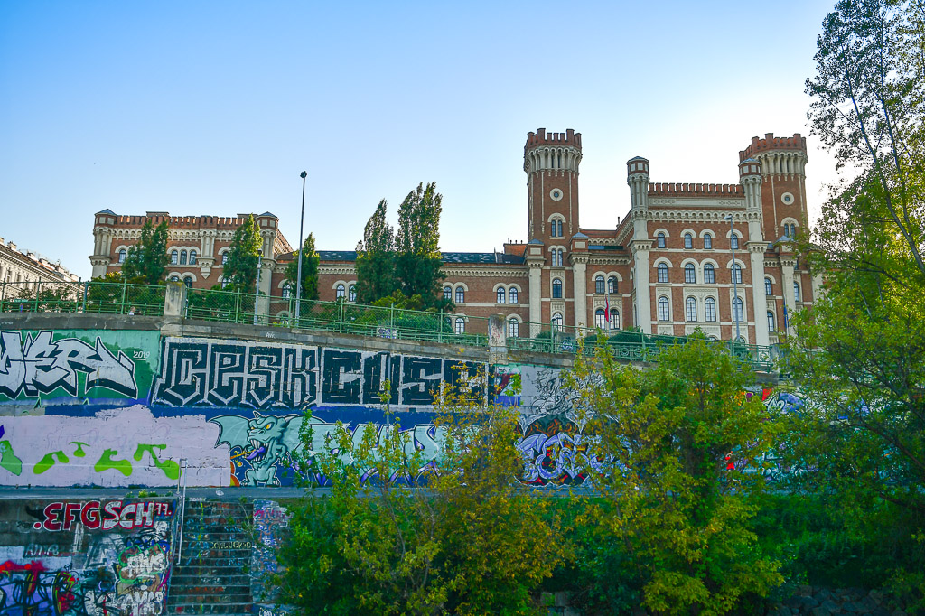Graffiti-Wand und Roßauer Kaserne am Ufer
