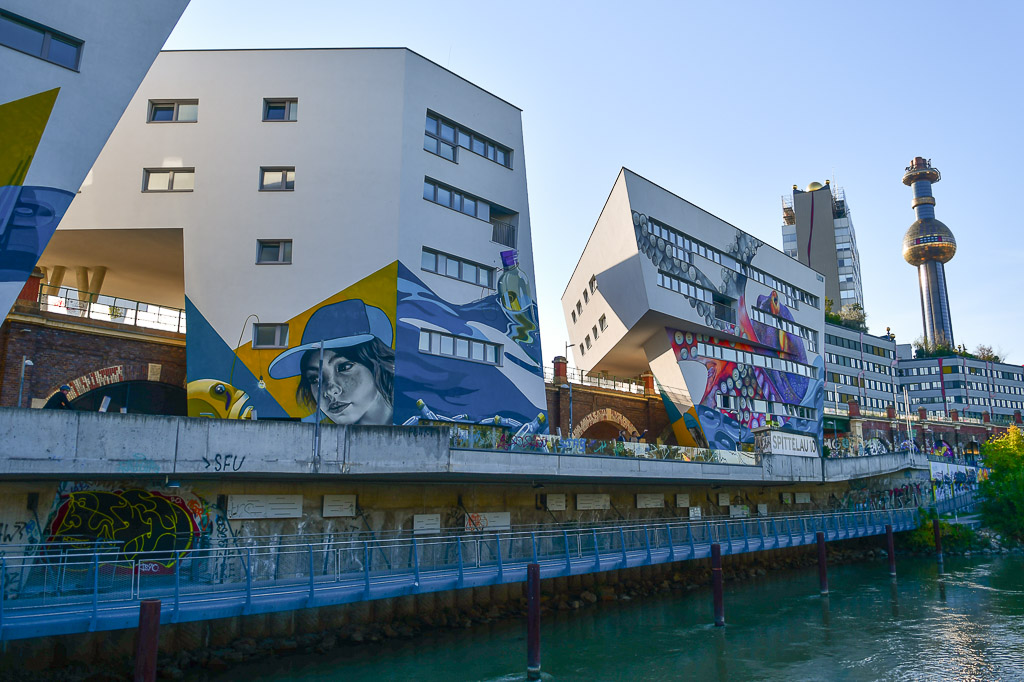 Hundertwasser-Fernheizwerk am Ufer mit Graffiti