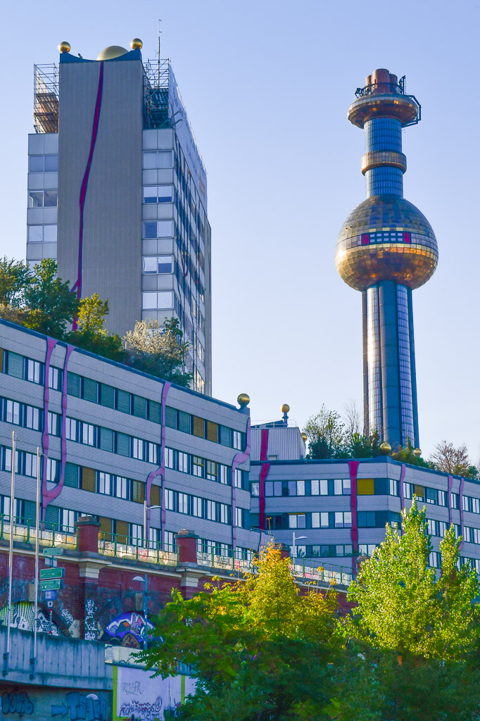 Turm des Fernheizwerks Spittelau über den Häusern