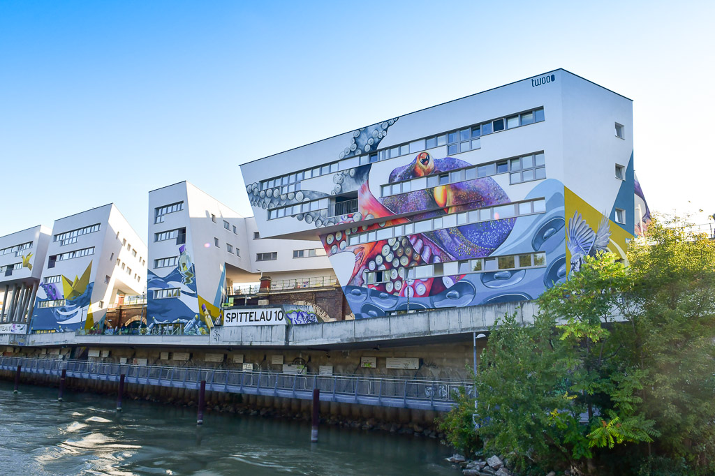 Gebäude mit bunter Fassade am Donaukanal